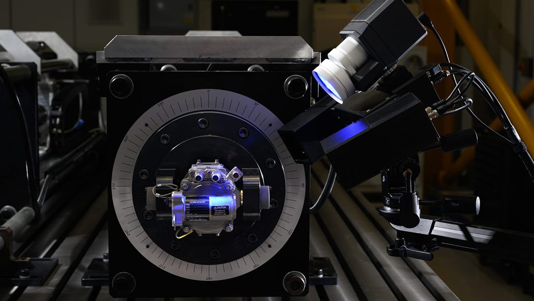 A rotary test fixture with a Digital Image Correlation camera and a thrust-reverser locking actuator